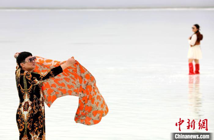 圖為游客在茶卡鹽湖拍照。　薛蒂 攝