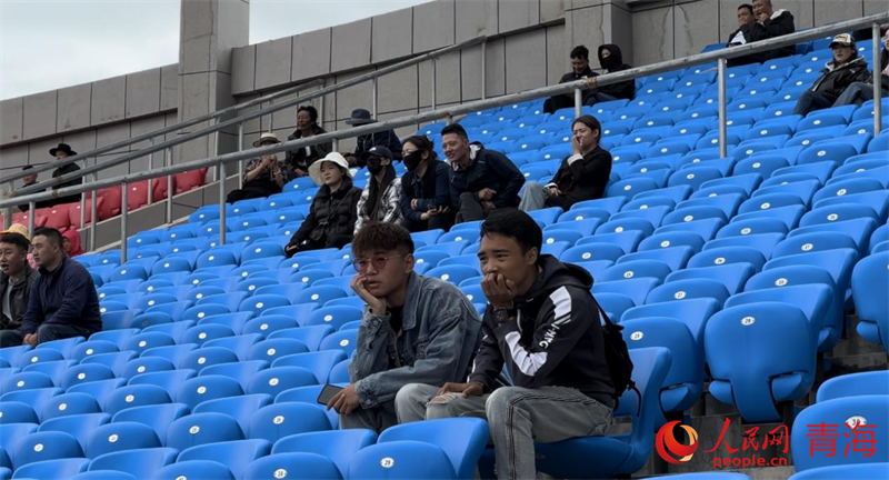 現(xiàn)場觀看“州超”的觀眾。人民網(wǎng) 劉沛然攝