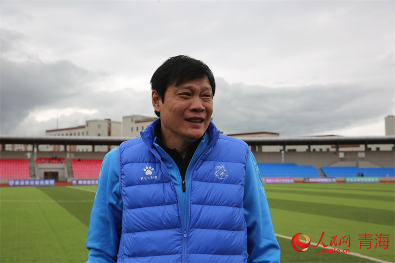 中場休息時(shí)與球員交流的范志毅。人民網(wǎng) 馬可欣攝