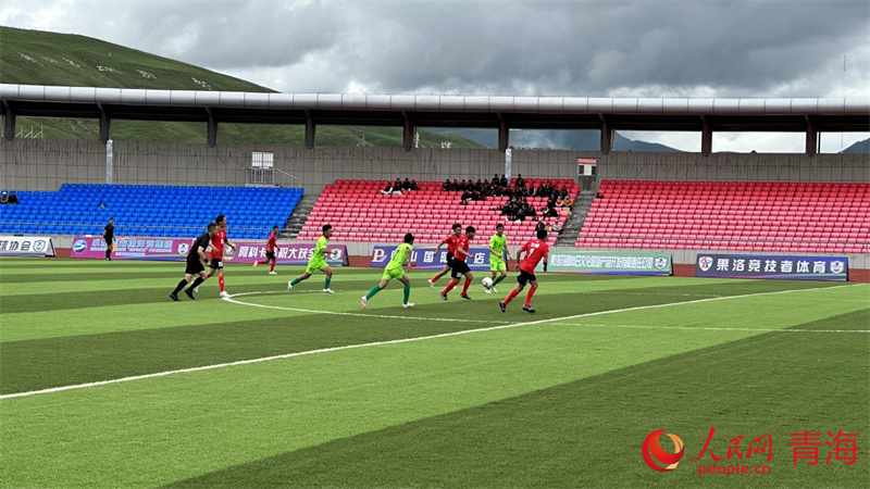 “州超”球員正在拼搶。人民網(wǎng) 劉沛然攝