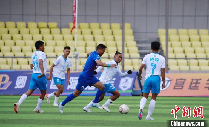 圖為班瑪隊(白)與達(dá)日隊在球場進(jìn)行比拼。　馬銘言 攝