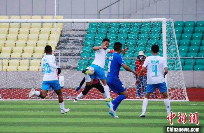 圖為班瑪隊(白)與達(dá)日隊在球場進(jìn)行比拼?！●R銘言 攝