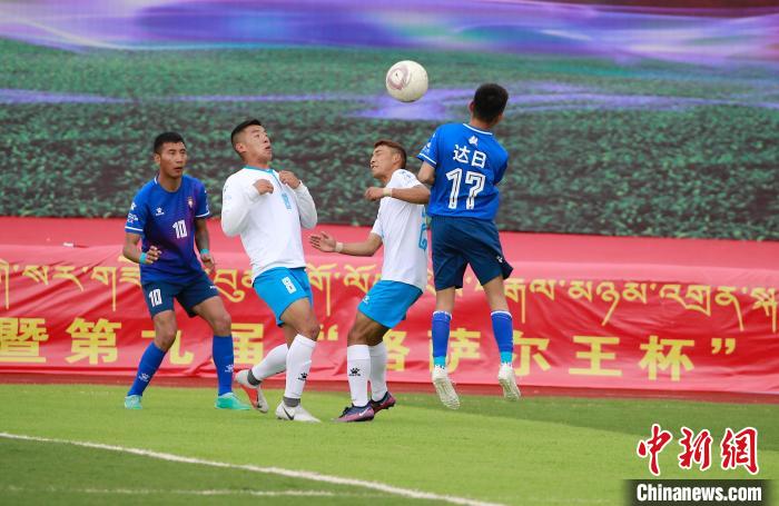 圖為班瑪隊(白)與達(dá)日隊在球場進(jìn)行比拼?！●R銘言 攝