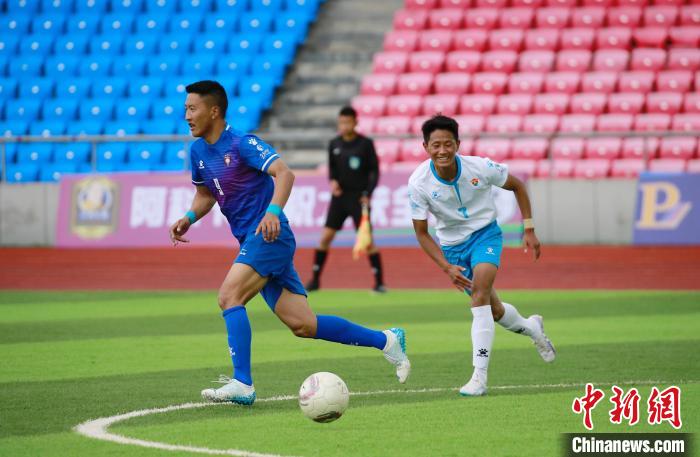 圖為班瑪隊(白)與達(dá)日隊隊員在球場感受快樂足球?！●R銘言 攝