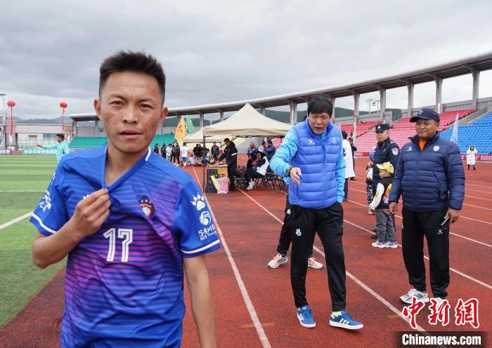 圖為范志毅在球場邊指導(dǎo)球員?！●R銘言 攝