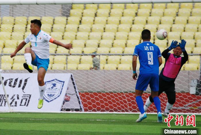 圖為班瑪隊(白)與達(dá)日隊在球場進(jìn)行比拼?！●R銘言 攝