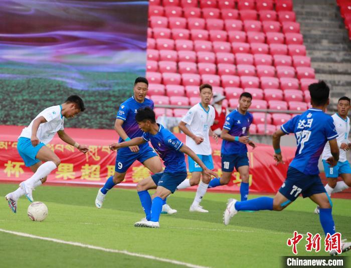 圖為班瑪隊(白)與達(dá)日隊在球場進(jìn)行比拼。　馬銘言 攝