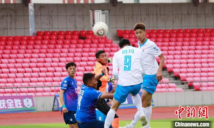 圖為班瑪隊(白)與達(dá)日隊在球場進(jìn)行比拼?！●R銘言 攝