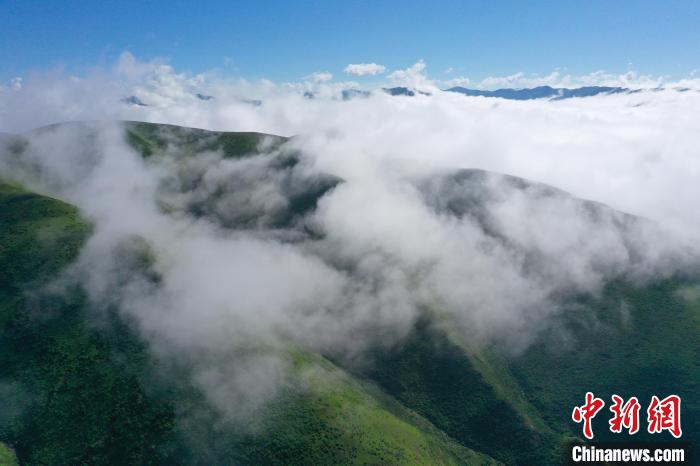 航拍賽來(lái)塘鎮(zhèn)山間云霧繚繞?！●R銘言 攝