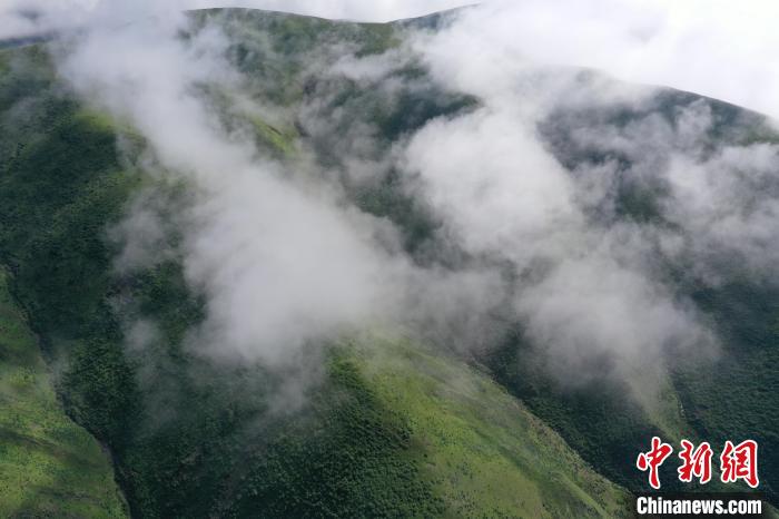 航拍賽來(lái)塘鎮(zhèn)山間云霧繚繞?！●R銘言 攝