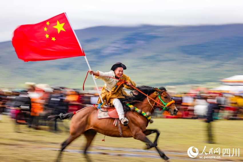 馬術(shù)表演現(xiàn)場。洛絨尼瑪攝