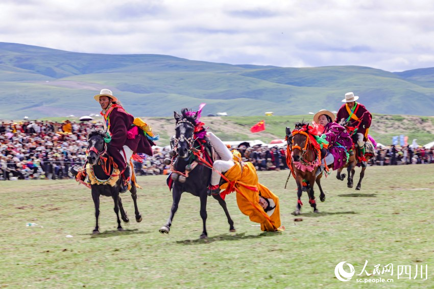 馬術(shù)表演現(xiàn)場。洛絨尼瑪攝