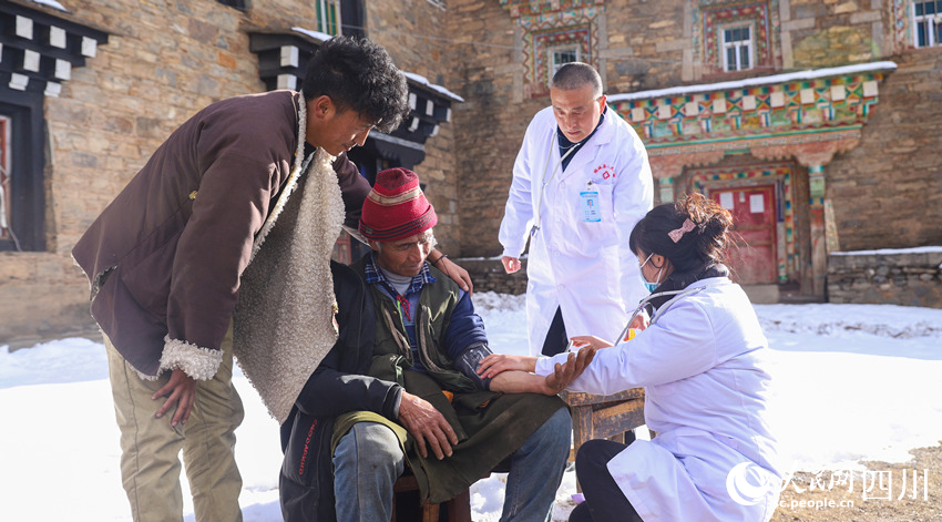 幫扶醫(yī)療小分隊成員為村民義診。劉學(xué)懿攝