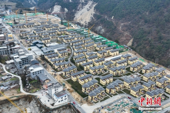 圖為2月1日，瀘定磨西鎮(zhèn)震后重建的安置小區(qū)。(無人機照片)<a target='_blank' href='/'><p  align=