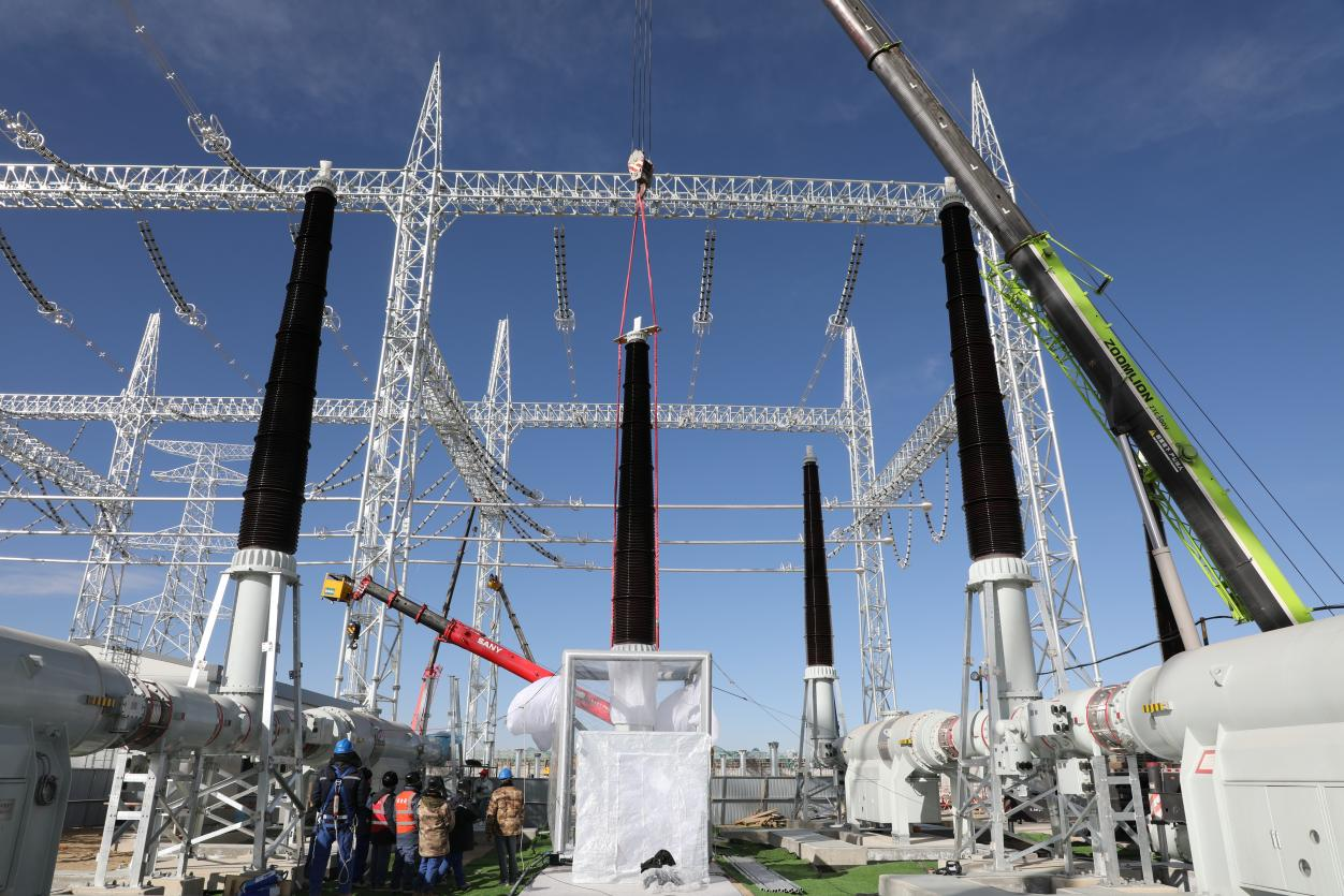 750千伏HGIS套管安裝工作。蒙珝攝