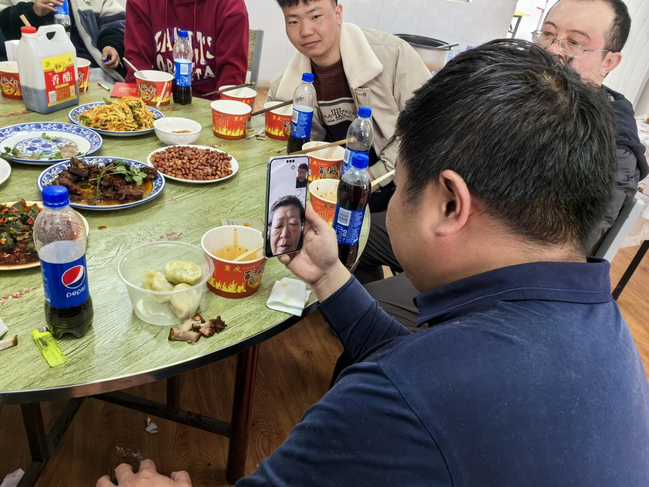 王玉琦與家人視頻。王元明攝