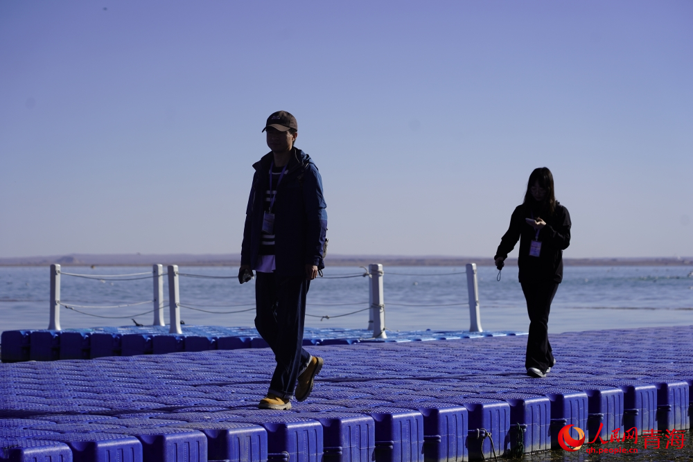 游人漫步在可魯克湖。人民網(wǎng) 陳明菊攝