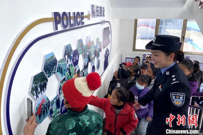 山南邊境管理支隊(duì)勒布邊境派出所舉行警營開放日活動(dòng)，邀請(qǐng)駐地民眾進(jìn)警營，了解民警工作生活?！∏f冀 攝