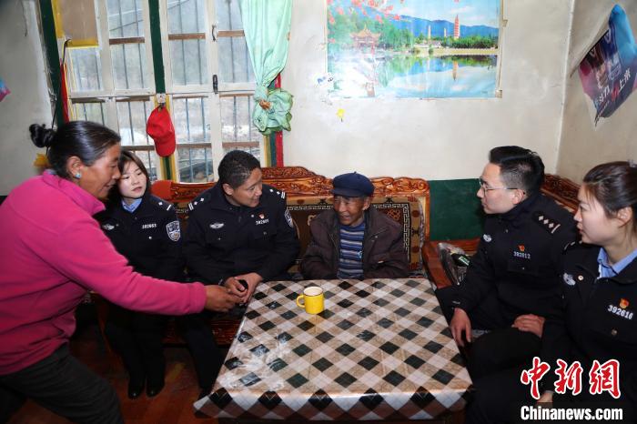 亞東出入境邊防檢查站民警走訪慰問轄區(qū)困難群眾?！堄陱?qiáng) 攝