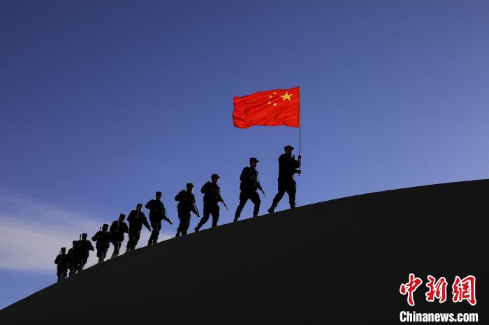 日喀則邊境管理支隊(duì)幾腳橋邊境檢查站民警在轄區(qū)開展巡邏工作。　龍小鳳 攝