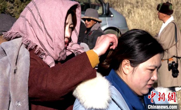 圖為1月13日，電影《雪域青春》群眾演員做拍攝準(zhǔn)備。　貢桑拉姆 攝