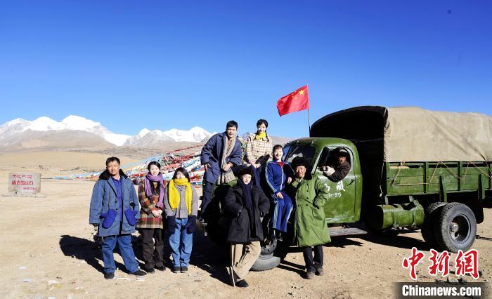 圖為電影《雪域青春》主創(chuàng)團(tuán)隊在西藏唐古拉山拍攝點(diǎn)?！z制組供圖 攝