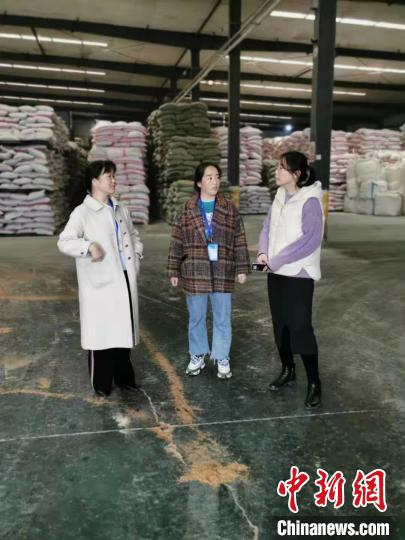 圖為次仁措姆(中)正在開展街道工作。<a target='_blank' ><p  align=