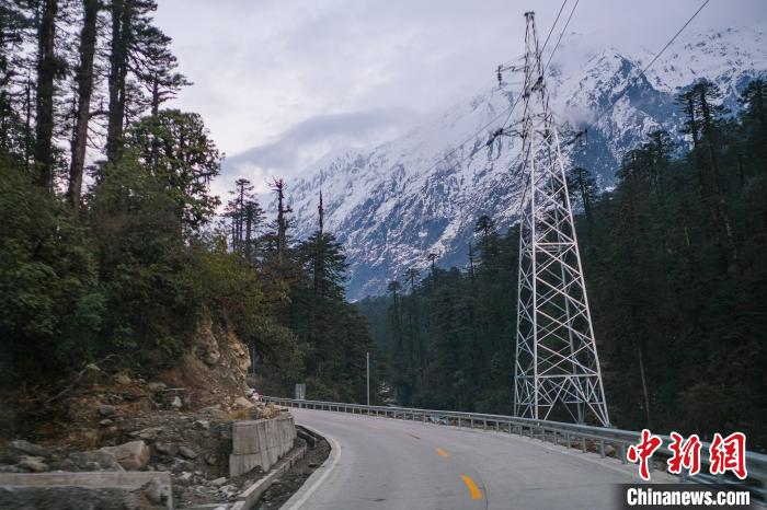 目前唯一進出墨脫的公路波墨公路。　何蓬磊 攝