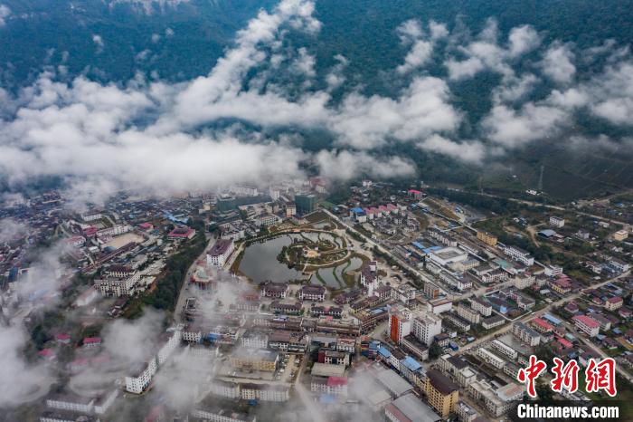 圖為墨脫縣城?！『闻罾?攝