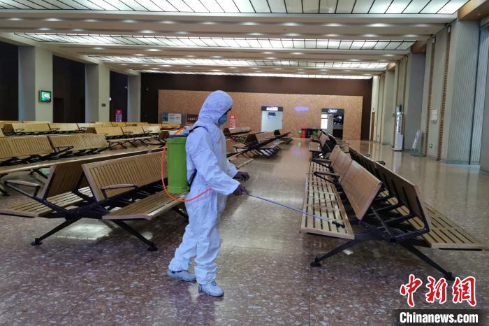 圖為拉薩車站工作人員在候車室進(jìn)行消毒?！±詈Ｐ?攝