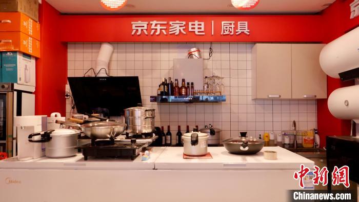 圖為店內(nèi)部分商品展示?！≈x牧 攝