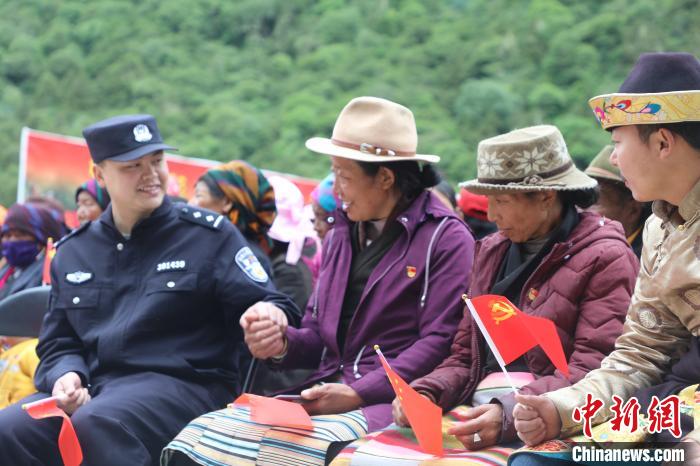 圖為李陽副所長(前排左一)與卓嘎、央宗姐妹共同參加愛國主義教育活動。　德吉 攝