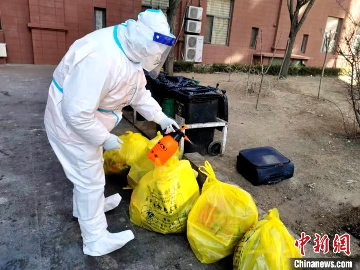 給垃圾做消殺?！¤F西區(qū)委宣傳部 攝