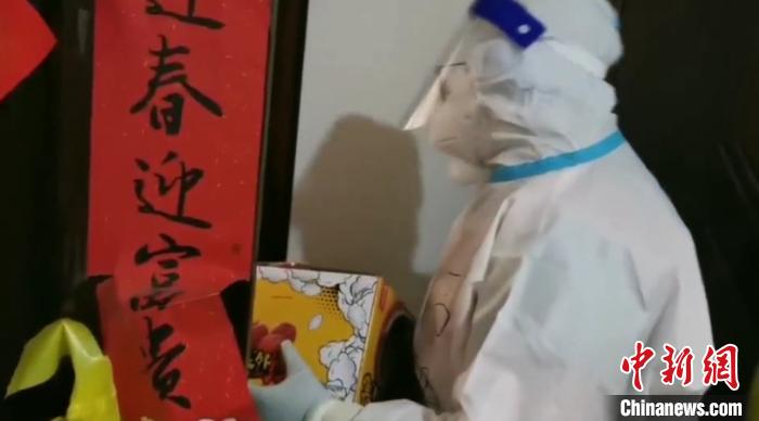 為封閉在家居民送快遞?！¤F西區(qū)委宣傳部 攝