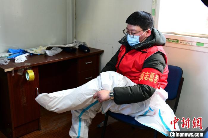 穿防護(hù)服?！¤F西區(qū)委宣傳部 攝