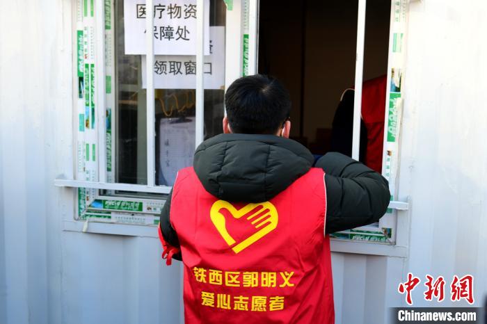 領(lǐng)防護(hù)用品?！¤F西區(qū)委宣傳部 攝