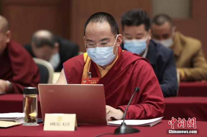 3月9日上午，全國(guó)政協(xié)十三屆四次會(huì)議舉行小組會(huì)議，討論“兩高”工作報(bào)告，審議各項(xiàng)決議和報(bào)告草案。圖為北京友誼賓館宗教界別委員小組會(huì)議現(xiàn)場(chǎng)，全國(guó)政協(xié)常委、中國(guó)佛教協(xié)會(huì)副會(huì)長(zhǎng)、中國(guó)佛教協(xié)會(huì)西藏分會(huì)會(huì)長(zhǎng)班禪額爾德尼·確吉杰布參加討論。<a target='_blank' ><p  align=