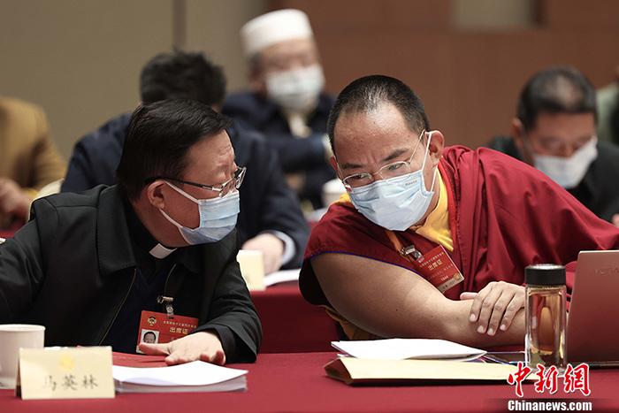 3月9日上午，全國(guó)政協(xié)十三屆四次會(huì)議舉行小組會(huì)議，討論“兩高”工作報(bào)告，審議各項(xiàng)決議和報(bào)告草案。圖為北京友誼賓館宗教界別委員小組會(huì)議現(xiàn)場(chǎng)，全國(guó)政協(xié)常委、中國(guó)佛教協(xié)會(huì)副會(huì)長(zhǎng)、中國(guó)佛教協(xié)會(huì)西藏分會(huì)會(huì)長(zhǎng)班禪額爾德尼·確吉杰布(右)與全國(guó)政協(xié)常委、中國(guó)天主教主教團(tuán)主席馬英林(左)交流。<a target='_blank' ><p  align=