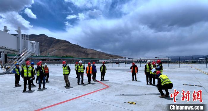 圖為驗(yàn)收組驗(yàn)收項(xiàng)目?！〉┰鐾?攝