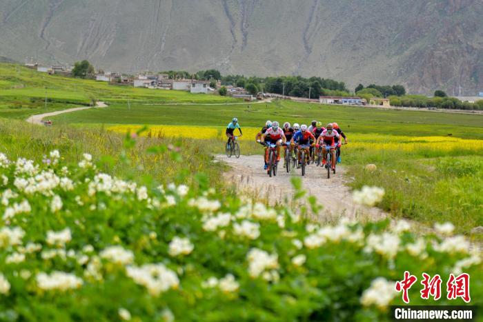 資料圖為2019年，西藏拉薩在堆龍德慶區(qū)舉行楚布溝山地自行車越野賽?！〗w波 攝