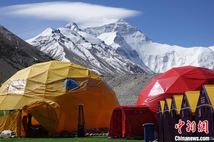 5月9日的珠峰北坡登山大本營?！∪轿木?攝