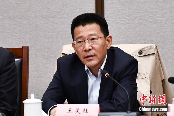 5月16日，由中國(guó)社會(huì)科學(xué)院西藏智庫(kù)、中國(guó)社會(huì)科學(xué)院民族學(xué)與人類(lèi)學(xué)研究所主辦的第五屆西藏智庫(kù)國(guó)際論壇在北京舉行。中國(guó)社會(huì)科學(xué)院副院長(zhǎng)王靈桂在致辭中表示，今年是西藏和平解放70周年，西藏人民團(tuán)結(jié)奮斗，把貧窮落后的舊西藏建設(shè)成經(jīng)濟(jì)發(fā)展、文化繁榮、社會(huì)進(jìn)步、環(huán)境良好、生活幸福的社會(huì)主義新西藏，西藏歷史上第一次徹底消滅了絕對(duì)貧困，同全國(guó)人民一起，西藏各族人民已經(jīng)走進(jìn)全面建成小康社會(huì)的新時(shí)代，進(jìn)入歷史發(fā)展的新坐標(biāo)。 <a target='_blank' ><p  align=