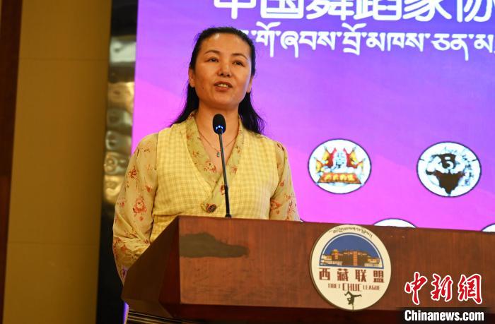 圖為西藏自治區(qū)舞蹈家協(xié)會主席達(dá)娃拉姆致辭?！≮w朗 攝