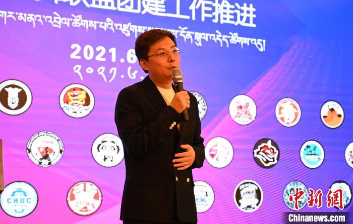 圖為中國舞蹈家協(xié)會街舞委員會常務(wù)副主任、秘書長夏銳致辭?！≮w朗 攝