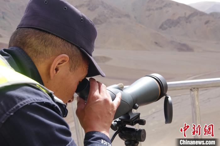 索朗曲扎用望遠(yuǎn)鏡查看邊境情況?！∪轿木?攝