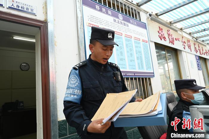 圖為洛桑朗嘎向記者展示卷宗?！≮w朗 攝