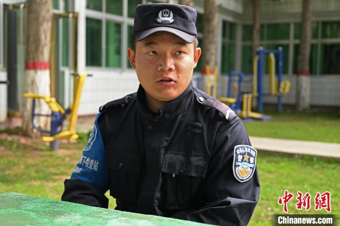 圖為邊煒接受記者采訪?！≮w朗 攝