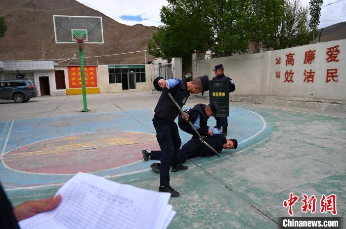 圖為移民管理警察進(jìn)行警務(wù)技能考核?！≮w朗 攝