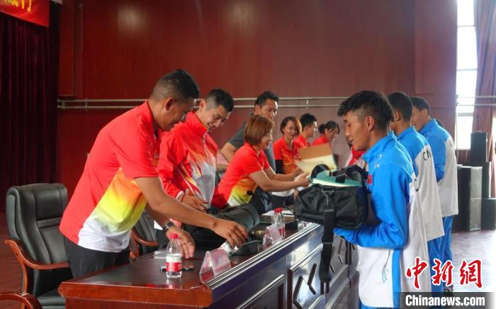 圖為世界冠軍們?yōu)槲鞑刈灾螀^(qū)體校的學(xué)生們送上暖心物資?！∪轿木?攝