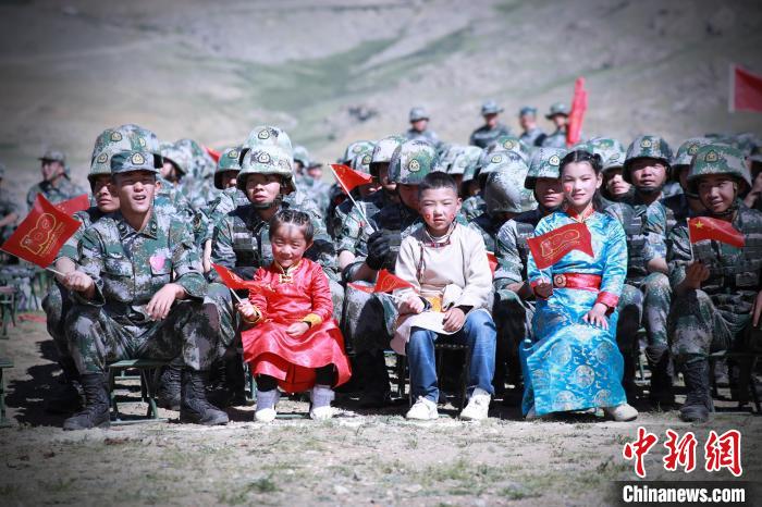 圖為駐地小朋友參加此次活動(dòng)?！?普布扎西 攝